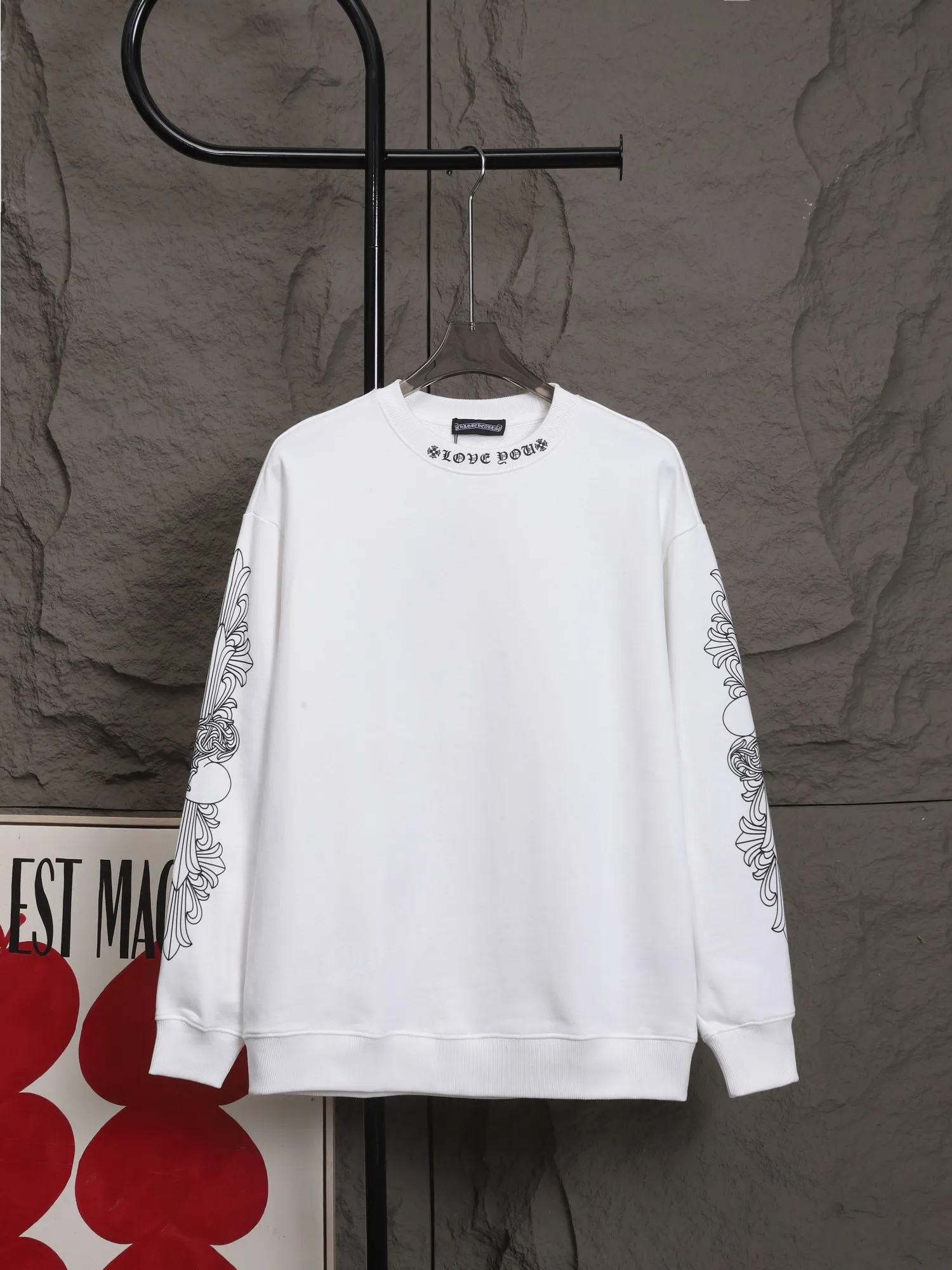 P240 top version Crow Heart Sweatshirt Controller, check it out! The DNA of this wave of outfits has moved directly!   The black model is perfect for coolness. The iconic Sanskrit on the neckline and the criss-cross arm design on the sleeves give it a dark and high-end feel. Wear it casually and you will look like a street trendy person. The white model is clean and classy, ​​simple yet with a sense of detail. It is perfect for daily pairing with jeans or overalls. It can turn into a cool trendy man or woman in an instant!   Both models have great texture and are very comfortable on the upper body. This kind of handsome and attitude-oriented item is a must-have in your autumn and winter wardrobe! #ChromeHearts #hoodiewear #trend single product #ootd